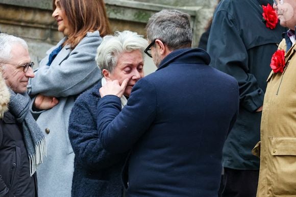 Françoise Laborde en larmes - Arrivées aux obsèques de C.Laborde en l’église Saint-Roch à Paris, le 6 février 2025. Décédée le 28 janvier 2025 à l'âge de 73 ans, l'ancienne présentatrice météo de TF1 (1988 - 2017) était atteinte de la maladie neurodégénérative à corps de Lewy.
© Jacovides - Moreau / Bestimage