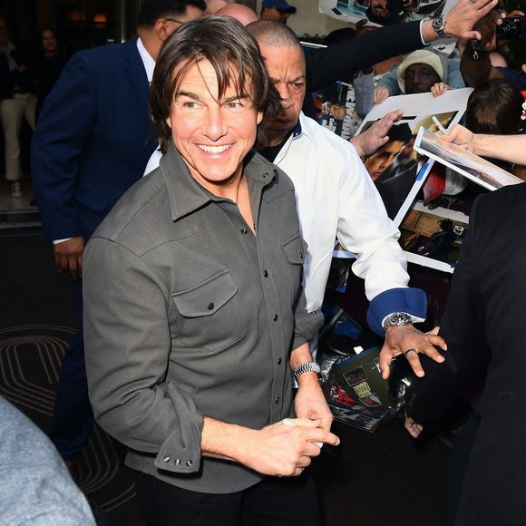New York, NY - Les fans se rassemblent en grand nombre devant l'hôtel de Tom Cruise, attendant des heures pour obtenir des autographes et apercevoir la star avant qu'il ne se rende au Jimmy Fallon Show à Midtown Manhattan.
©Backgrid USA / Bestimage