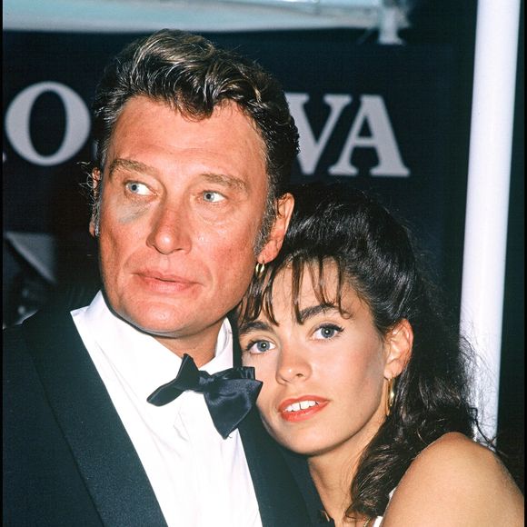 Pour rappel, Adeline Blondieau a déjà été mariée à Johnny Halliday.

Archives - Johnny Hallyday et Adeline Blondieau au Festival de Cannes en 1990. 

Photo : Angeli-Rindoff / Bestimage