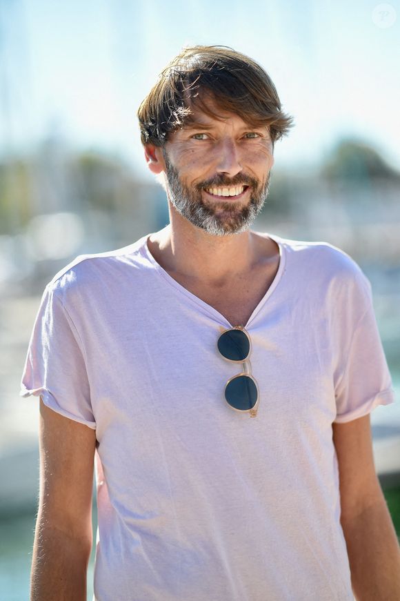 ...a décidé de changer d'air pour aller vivre à la campagne.

Laurent Kerusoré participe au photocall du Festival de la Fiction de La Rochelle le 17 septembre 2022 à La Rochelle, France. Photo par Franck Castel/ABACAPRESS.COM