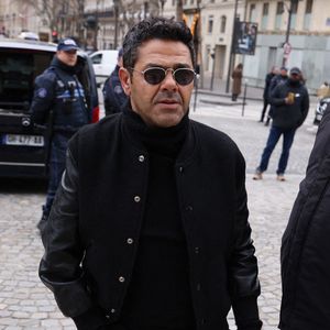 L’humoriste Jamel Debbouze a également assisté à la cérémonie, venu saluer sa mémoire. 

Jamel Debbouze arrive à la cérémonie d'enterrement de Rolland Courbis à l'église de la Madeleine à Paris, France, le 14 janvier 2026. Rolland Courbis, ancien footballeur français, entraîneur et commentateur médiatique au franc-parler, est décédé à l'âge de 72 ans. Photo par Jerome Domine/ABACAPRESS.COM