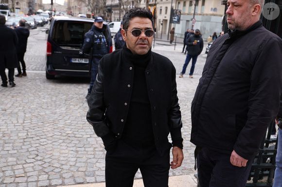L’humoriste Jamel Debbouze a également assisté à la cérémonie, venu saluer sa mémoire. 

Jamel Debbouze arrive à la cérémonie d'enterrement de Rolland Courbis à l'église de la Madeleine à Paris, France, le 14 janvier 2026. Rolland Courbis, ancien footballeur français, entraîneur et commentateur médiatique au franc-parler, est décédé à l'âge de 72 ans. Photo par Jerome Domine/ABACAPRESS.COM