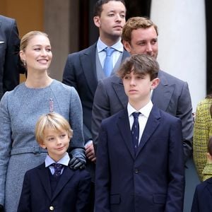 Pierre Casiraghi, Beatrice Borromeo, leurs enfants Stefano et Francesco, Charlotte Casiraghi et ses enfants Raphaël Elmaleh, Balthazar Rassam - La famille princière monégasque dans la cour d'honneur du palais lors de la la fête nationale à Monaco le 19 novembre 2025. © Dominique Jacovides - Bruno Bebert / Bestimage