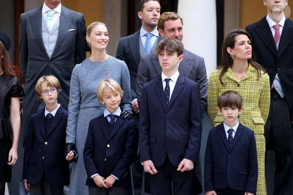 Pierre Casiraghi, Beatrice Borromeo, leurs enfants Stefano et Francesco, Charlotte Casiraghi et ses enfants Raphaël Elmaleh, Balthazar Rassam - La famille princière monégasque dans la cour d'honneur du palais lors de la la fête nationale à Monaco le 19 novembre 2025. © Dominique Jacovides - Bruno Bebert / Bestimage