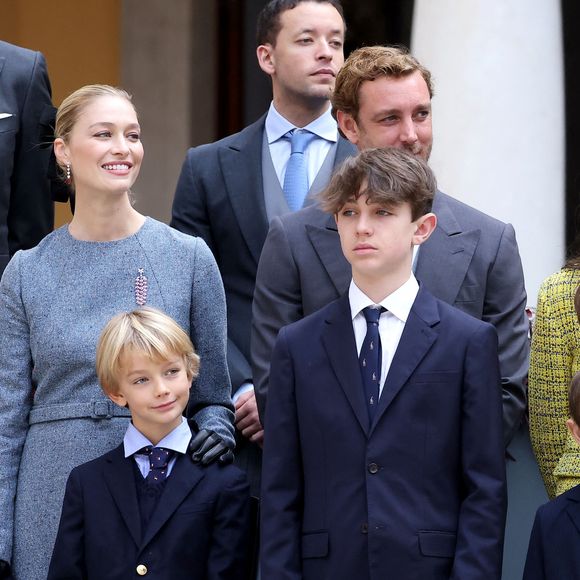 Pierre Casiraghi, Beatrice Borromeo, leurs enfants Stefano et Francesco, Charlotte Casiraghi et ses enfants Raphaël Elmaleh, Balthazar Rassam - La famille princière monégasque dans la cour d'honneur du palais lors de la la fête nationale à Monaco le 19 novembre 2025. © Dominique Jacovides - Bruno Bebert / Bestimage