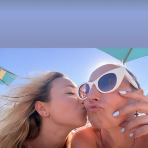 Alexandra Lamy en vacances en Grèce avec sa fille Chloé Jouannet et sa soeur Audrey Lamy
