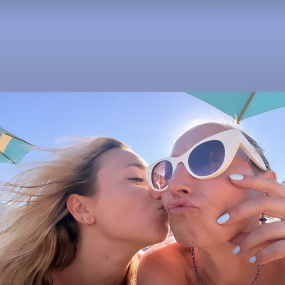 Alexandra Lamy en vacances en Grèce avec sa fille Chloé Jouannet et sa soeur Audrey Lamy