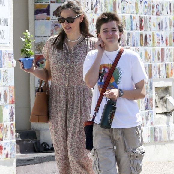 Exclusif - Jennifer Garner est vue souriante avec ses enfants, ne semblant pas perturbée par le drame actuel entre Ben Affleck et Jennifer Lopez. L'actrice se concentre sur sa famille, profitant du temps passé avec ses enfants pendant leur journée.