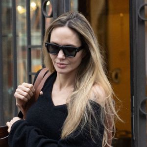 Angelina Jolie quitte son hôtel avec sa fille Zahara pour se rendre sur le tournage du film "Stitches" à Paris le 11 décembre 2024. © Cyril Moreau/Bestimage