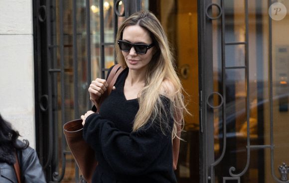 Angelina Jolie quitte son hôtel avec sa fille Zahara pour se rendre sur le tournage du film "Stitches" à Paris le 11 décembre 2024. © Cyril Moreau/Bestimage