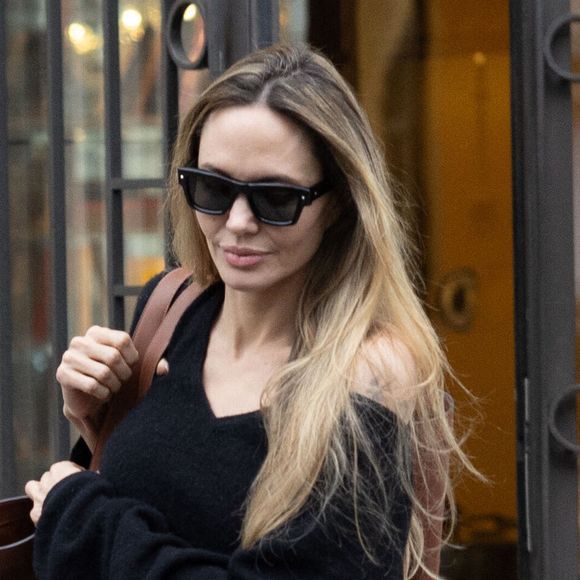 Angelina Jolie quitte son hôtel avec sa fille Zahara pour se rendre sur le tournage du film "Stitches" à Paris le 11 décembre 2024. © Cyril Moreau/Bestimage