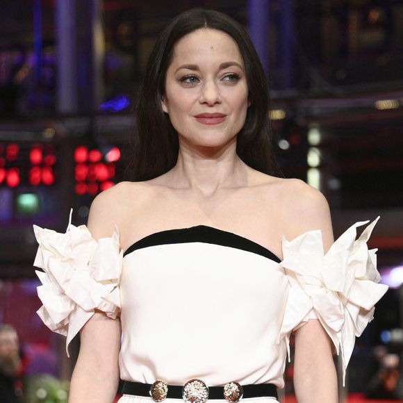 "Il n’a plus besoin de lire. J’espère que ça va revenir", a-t-elle déclaré 

Marion Cotillard - Première du film "The Ice Tower" lors de la 75ème édition du festival international du film de Berlin (La Berlinale 2025), le 16 février 2025.  © Action Press / Bestimage