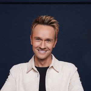 Le groupe lui fait d'ailleurs confiance pour d'autres rendez-vous ponctuels, lors desquels il impose une condition symbolique.

Exclusif - Portraits Cyril Féraud - Enregistrement de l'émission "The Floor", présentée par Cyril Féraud et diffusée le 28 décembre sur France 2. Le 23 octobre 2024
© Cyril Moreau / Bestimage