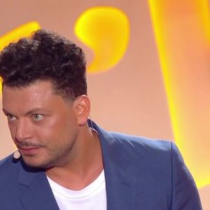 Kev Adams lors de la troisième édition du Festival "L'humour à la plage" diffusée sur TF1 jeudi 27 août 2026.
Capture d'écran TF1 "L'humour à la plage"
