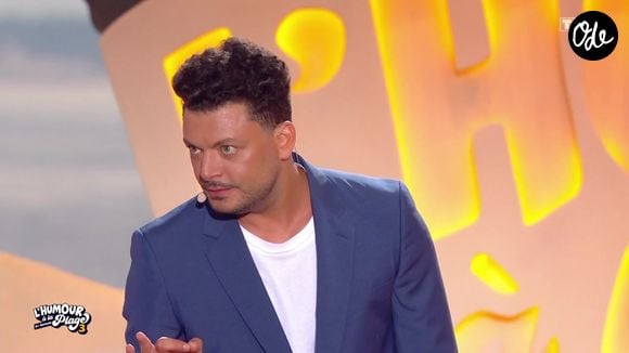 Kev Adams lors de la troisième édition du Festival "L'humour à la plage" diffusée sur TF1 jeudi 27 août 2026.

Capture d'écran TF1 "L'humour à la plage"