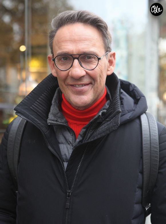 Julien Courbet à la sortie des studios de radio de l'émission "Les Grosses Têtes" à Paris, le 30 novembre 2022.


© Jonathan Rebboah / Panoramic / Bestimage