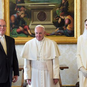 "Le Prince a exprimé, au nom de la Principauté, son émotion et sa profonde tristesse face à la disparition du Saint-Père", apprend-on

Rétro - Le pape François est décédé à l'âge de 88 ans.
Jorge Mario Bergoglio, plus connu sous son nom de règne, François, est mort ce lundi 21 avril à 88 ans. Né en 1936 à Buenos Aires en Argentine, Jorge Mario Bergoglio était le premier pape non-européen depuis le VIIIe siècle.
Zuma Press / Bestimage