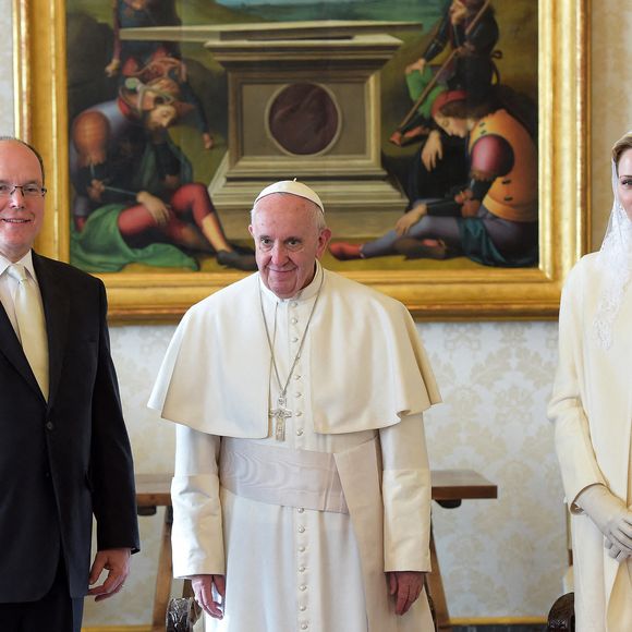 "Le Prince a exprimé, au nom de la Principauté, son émotion et sa profonde tristesse face à la disparition du Saint-Père", apprend-on

Rétro - Le pape François est décédé à l'âge de 88 ans.
Jorge Mario Bergoglio, plus connu sous son nom de règne, François, est mort ce lundi 21 avril à 88 ans. Né en 1936 à Buenos Aires en Argentine, Jorge Mario Bergoglio était le premier pape non-européen depuis le VIIIe siècle.
Zuma Press / Bestimage