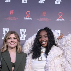 Marine Delplace et Ebony Cham (Star Academy) au photocall du 22ème dîner de la mode pour le Sidaction à Paris le 30 janvier 2025. © Rachid Bellak / Bestimage