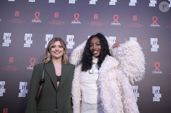 Marine Delplace et Ebony Cham (Star Academy) au photocall du 22ème dîner de la mode pour le Sidaction à Paris le 30 janvier 2025. © Rachid Bellak / Bestimage