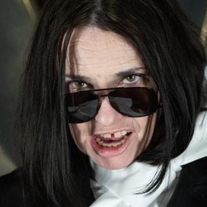 Elle s'est confiée dans l'émission podcast du sociétaire des "Grosses Têtes" baptisée "Coloscopie"

Beatrice Dalle au défilé Saint Laurent "Collection Femme Prêt-à-Porter Automne/Hiver 2026-2027" lors de la Fashion Week de Paris, le 3 mars 2026. Photo par : Cyril Moreau / Bestimage