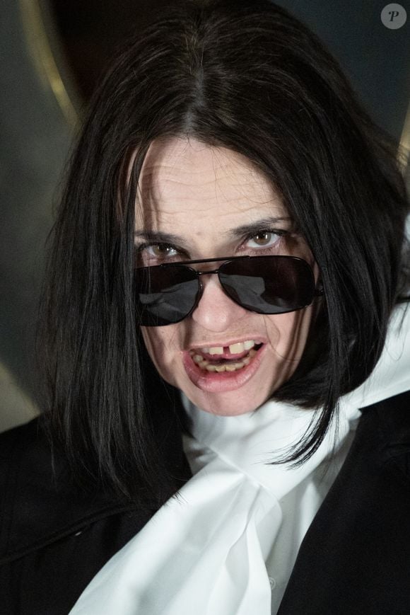 Elle s'est confiée dans l'émission podcast du sociétaire des "Grosses Têtes" baptisée "Coloscopie"

Beatrice Dalle au défilé Saint Laurent "Collection Femme Prêt-à-Porter Automne/Hiver 2026-2027" lors de la Fashion Week de Paris, le 3 mars 2026. Photo par : Cyril Moreau / Bestimage