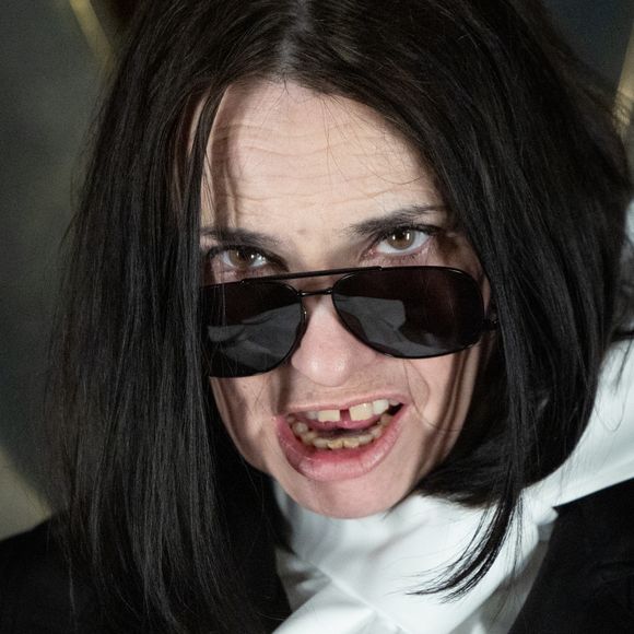 Elle s'est confiée dans l'émission podcast du sociétaire des "Grosses Têtes" baptisée "Coloscopie"

Beatrice Dalle au défilé Saint Laurent "Collection Femme Prêt-à-Porter Automne/Hiver 2026-2027" lors de la Fashion Week de Paris, le 3 mars 2026. Photo par : Cyril Moreau / Bestimage