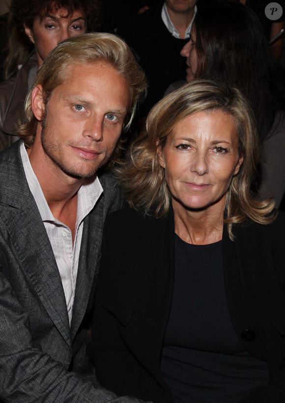 Claire Chazal et Arnaud Lemaire assistent au défilé de la collection de prêt-à-porter printemps-été 2010 de Giambattista Valli au Jardin des Tuileries à Paris, France, le 5 octobre 2009. Photo par Denis Guignebourg/ABACAPRESS.COM