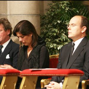 Mais depuis que Caroline de Monaco et le prince Ernst vivent séparément, ce dernier a retrouvé une vie loin des photographes et on le voit assez peu apparaître en public... Les dernières nouvelles à son sujet sont plutôt alarmantes.

Le prince Albert II de Monaco, la princesse Caroline de Hanovre et le prince Ernst Auguste Hanovre lors de la messe commémorative du premier anniversaire de la mort de la Prince Rainier de Monaco, en 2006. POOL / BESTIMAGE