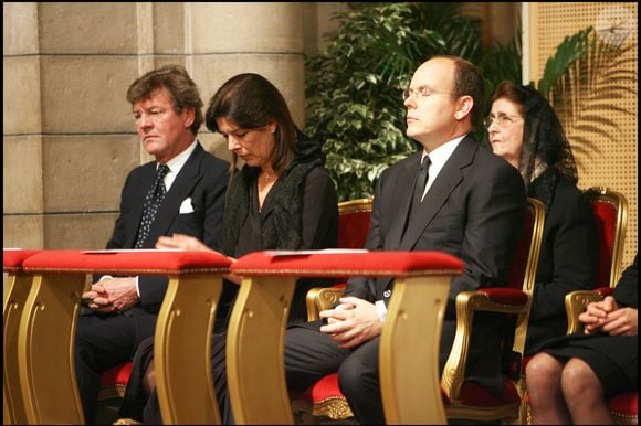 Mais depuis que Caroline de Monaco et le prince Ernst vivent séparément, ce dernier a retrouvé une vie loin des photographes et on le voit assez peu apparaître en public... Les dernières nouvelles à son sujet sont plutôt alarmantes.

Le prince Albert II de Monaco, la princesse Caroline de Hanovre et le prince Ernst Auguste Hanovre lors de la messe commémorative du premier anniversaire de la mort de la Prince Rainier de Monaco, en 2006. POOL / BESTIMAGE