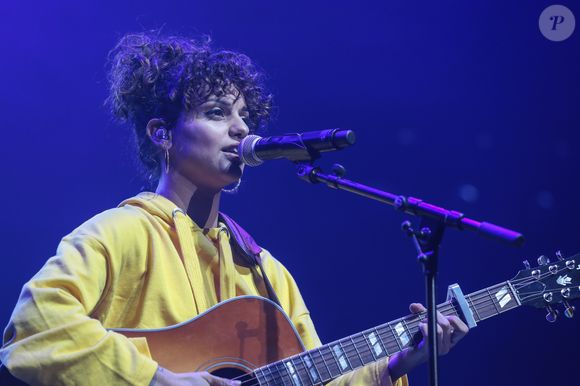Elle propose des "créations artisanales", à savoir des tee-shirt ou hoodies faits main avec une "broderie locale sur coton 100% bio", 

La chanteuse Tal - 7ème édition du concert caritatif "Une nuit à Makala" organisé pour l'association "Les orphelins de Makala" au Zénith de Lille, France, le 30avril 2018. © Stéphane Vansteenkiste/Bestimage