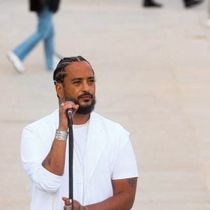 Malgré la médiatisation de l’affaire, l’artiste ne suspend pas sa tournée et continue de se produire à l'international...

Exclusif - Slimane interprète sa nouvelle chanson "Résister" sur le parvis de Notre-Dame à Paris. Le 6 juin 2024. © Christophe Clovis / Bestimage