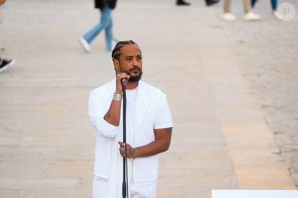 Malgré la médiatisation de l’affaire, l’artiste ne suspend pas sa tournée et continue de se produire à l'international...

Exclusif - Slimane interprète sa nouvelle chanson "Résister" sur le parvis de Notre-Dame à Paris. Le 6 juin 2024. © Christophe Clovis / Bestimage
