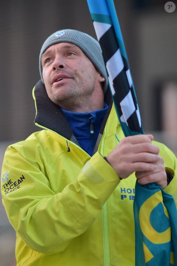 Notons toutefois que Kevin Escoffier est pour l'instant présumé innocent des faits qui lui sont reprochés, jusqu'à la clôture de l'affaire par les services de justice.

Kevin Escoffier, le 8 novembre 2022, à Saint Malo. Photo par Franck Castel/ABACAPRESS.COM