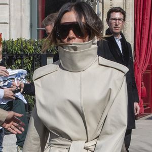 Victoria Beckham - Les Beckham quittent leur hôtel La Réserve, à Paris, le 8 mars 2025.  GOFF INF / BESTIMAGE