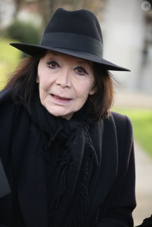 Sa petite-fille évoque une relation très fusionnelle, loin de l’image publique de l’artiste.

 Juliette Gréco - Obsèques de Hélène Duc au cimetière du Père Lachaise à Paris, le 28 novembre 2014. Photo par Agence / Bestimage