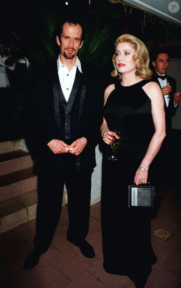Une "erreur" qu'il ne souhaite pas reproduire avec ses trois enfants s'ils souhaitent un jour se diriger vers la comédie. 

Archives - Catherine Deneuve et Christian Vadim au 49ème Festival de Cannes 1996