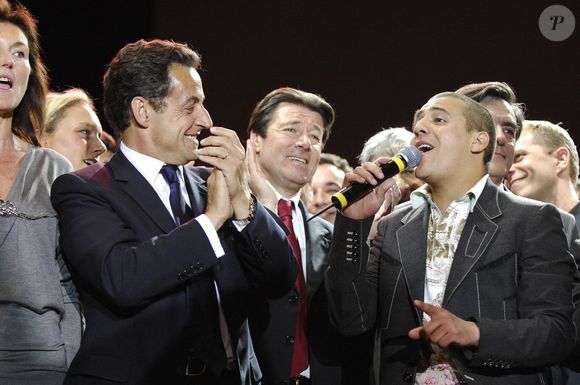 Il a décidé d'apporter son soutien à Nicolas Sarkozy lors de la présidentielle. 

Le nouveau président français Nicolas Sarkozy s'adresse à ses partisans aux côtés de sa femme Cecilia et de la chanteuse Faudel, Place de la Concorde à Paris, France, 6 mai 2007. Photo par Nicolas Gouhier/ABACAPRESS.COM