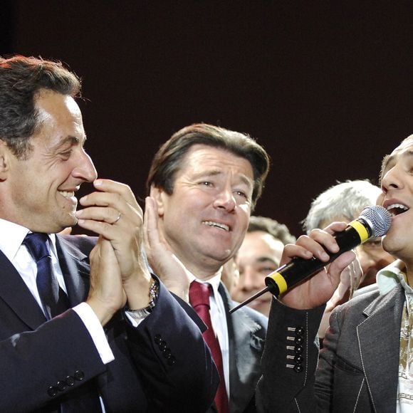 Il a décidé d'apporter son soutien à Nicolas Sarkozy lors de la présidentielle. 

Le nouveau président français Nicolas Sarkozy s'adresse à ses partisans aux côtés de sa femme Cecilia et de la chanteuse Faudel, Place de la Concorde à Paris, France, 6 mai 2007. Photo par Nicolas Gouhier/ABACAPRESS.COM