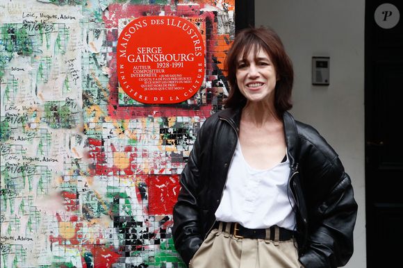 Charlotte Gainsbourg lors de la cérémonie de dévoilement de la plaque "Maison des Illustres" de la Maison Gainsbourg à Paris, France, le 2 avril 2024. © Christophe Clovis/Bestimage