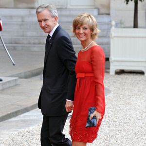 Dans un extrait publié sur les réseaux sociaux, la mère de famille revient sur son histoire d'amour avec le milliardaire. 

Bernard Arnault et son épouse Hélène arrivent au Palais de l'Elysée, pour un "dîner de travail" donné par le président français Nicolas Sarkozy pour le président George W. Bush, à Paris, France, le 13 juin 2008. Photo by Nebinger-Abd Rabbo/ABACAPRESS.COM