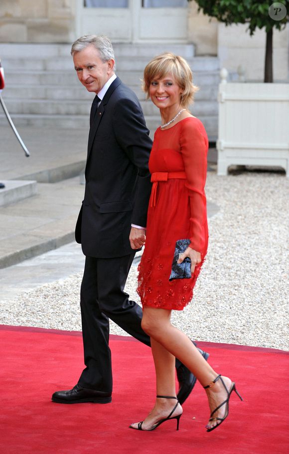 Dans un extrait publié sur les réseaux sociaux, la mère de famille revient sur son histoire d'amour avec le milliardaire. 

Bernard Arnault et son épouse Hélène arrivent au Palais de l'Elysée, pour un "dîner de travail" donné par le président français Nicolas Sarkozy pour le président George W. Bush, à Paris, France, le 13 juin 2008. Photo by Nebinger-Abd Rabbo/ABACAPRESS.COM