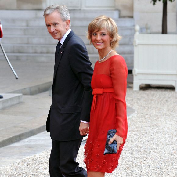 Dans un extrait publié sur les réseaux sociaux, la mère de famille revient sur son histoire d'amour avec le milliardaire. 

Bernard Arnault et son épouse Hélène arrivent au Palais de l'Elysée, pour un "dîner de travail" donné par le président français Nicolas Sarkozy pour le président George W. Bush, à Paris, France, le 13 juin 2008. Photo by Nebinger-Abd Rabbo/ABACAPRESS.COM