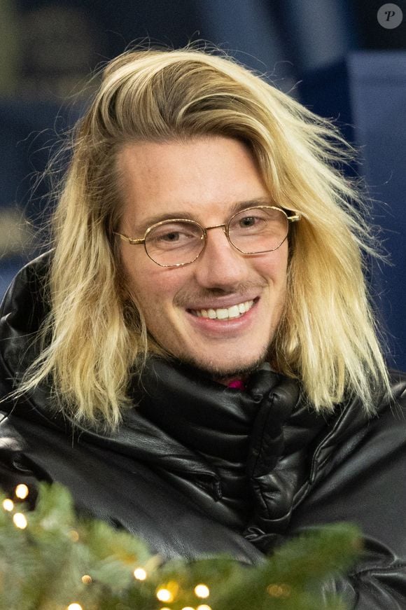 Paul Mirabel - Célébrités dans les tribunes lors du match de Ligue des Champions entre le Paris Saint Germain contre Tottenham Hotspur Football Club (5-3) au Parc des Princes à Paris le 26 novembre 2025. © Cyril Moreau/Bestimage