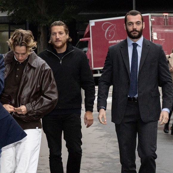 "Je le comprends aujourd'hui : d'une certaine façon, nous formons une même famille. Puisque nous avons partagé les mêmes joies. Puisque nous traversons la même épreuve. Votre présence, votre affection, vos prières nous portent"

Pierre Sarkozy, Jean Sarkozy et Louis Sarkozy, les fils de N.Sarkozy - Procès de l'affaire du financement libyen présumé de la campagne présidentielle de 2007, impliquant douze prévenus dont N.Sarkozy, au tribunal correctionnel de Paris, le 25 septembre 2025. 
© Julien Sarkissian / Bestimage