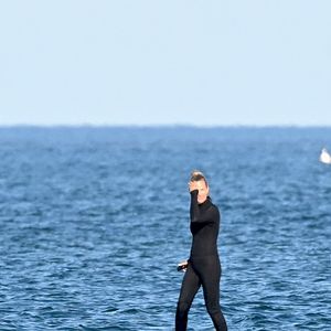 Exclusif - Laeticia Hallyday fait une sortie en foilboard à Agde le 28 juin 2025. © Agence / Bestimage