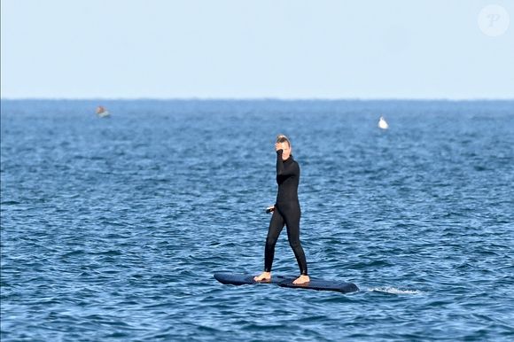 Exclusif - Laeticia Hallyday fait une sortie en foilboard à Agde le 28 juin 2025. © Agence / Bestimage
