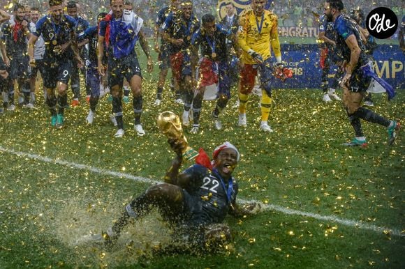 Benjamin Mendy - L'équipe de France célèbre son deuxième titre de Champion du Monde sur la pelouse du stade Loujniki après leur victoire sur la Croatie (4-2) en finale de la Coupe du Monde 2018 (FIFA World Cup Russia2018 le 15 juillet 2018 PacificPressAgency / Bestimage