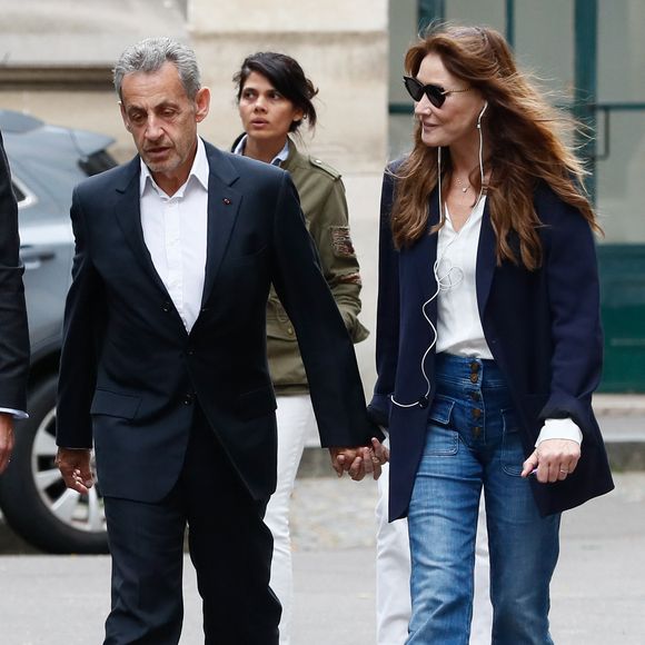 L'ancien président Nicolas Sarkozy et sa femme Carla Bruni vont voter pour le second tour des élections législatives au lycée La Fontaine à Paris le 7 juillet 2024.

© Christophe Clovis / Bestimage
