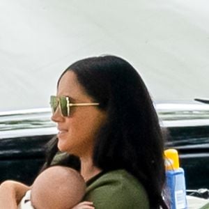 Meghan Markle, duchesse de Sussex et son fils Archie Harrison Mountbatten-Windsor lors d'un match de polo de bienfaisance King Power Royal Charity Polo Day à Wokinghan, comté de Berkshire, Royaume Uni, le 10 juillet 2019. (AGENCE / BESTIMAGE).